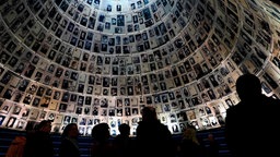 Besucher in der Holocaust-Gedenkstätte Yad Vashem in Israel