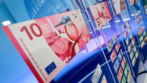 Entwürfe für neue Euro-Banknoten bei der Pressekonferenz der Europäischen Zentralbank in der EZB in Frankfurt.