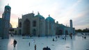 Menschen vor dem Ali-Mausoleum in Masar-e Scharif, Afghanistan. 