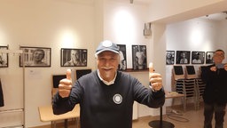 Samy Boroumand hält beide Daumen nach oben und lächelt in die Kamera.