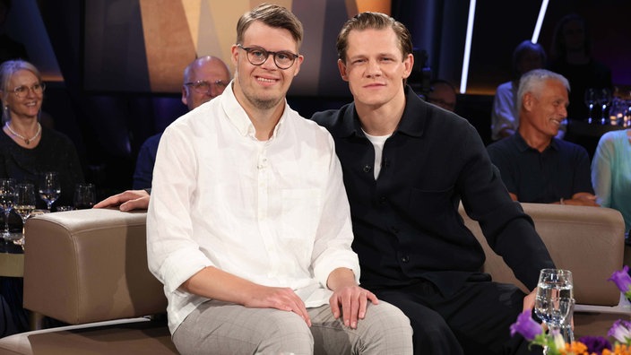 Die Schauspieler Simon Rupp und Max von der Groeben sind zu Gast in der NDR Talk Show am 28.8.2026 im 3. Programm des NDR Fernsehen.