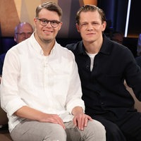 Die Schauspieler Simon Rupp und Max von der Groeben sind zu Gast in der NDR Talk Show am 28.8.2026 im 3. Programm des NDR Fernsehen.