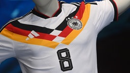 Trikot der deutschen Nationalmannschaft von Adidas an einer Kleiderpuppe