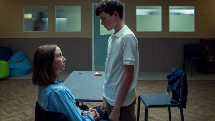 Szene aus der Serie "Adolescence": Der 13-Jährige Jamie (Owen Cooper) baut sich vor der sitzenden Psychologin Briony Ariston (Erin Doherty) auf