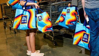 Menschen mit Aldi-EInkaufstüten in einem Markt in New York