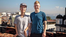Alexander Källner (links) und Lovis Wiefelspütz posieren gemeinsam für ein Foto in Istanbul. 