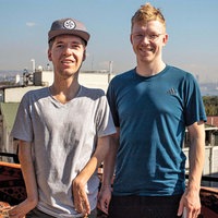 Alexander Källner (links) und Lovis Wiefelspütz posieren gemeinsam für ein Foto in Istanbul. 
