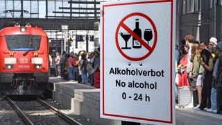 Ein Schild mit der Aufschrift "Alkoholverbot" in einem Bahnhof.