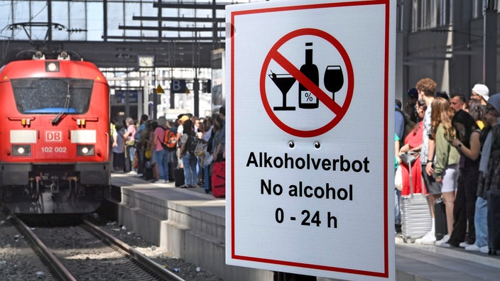 Ein Schild mit der Aufschrift "Alkoholverbot" in einem Bahnhof.