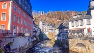 Historische Altstadt von Monschau mit Fluss