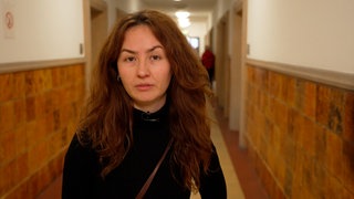 Autorin und Journalistin Arezao Naiby bei ihrer Recherche in Dortmund zu "Von Ankunft bis Abschiebung - Inside Ausländerbehörde"