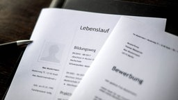 Zwei Blätter eines ausgedruckten Bewerbungsschreibens.