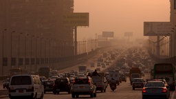 Eine belebte Straße in Kairo.