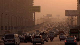 Eine belebte Straße in Kairo.