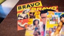 Ausgaben der "Bravo" aus verschiedenen Jahrzehnten, darunter die erste Ausgabe mit Marilyn Monroe vom 26.08.1956