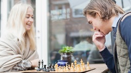 Ein Paar beim Schachspiel in einem Café
