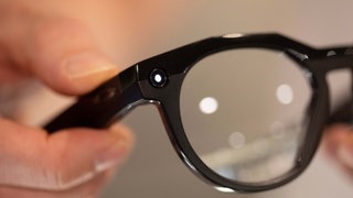 Smart Glasses mit eingeschaltetem LED-Licht in einem Optikergeschäft. 