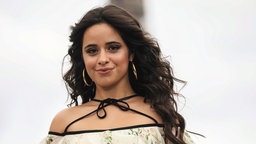 Die Porträtaufnahme noch Camila Cabello zeigt sie mit freundlichem Lächeln.