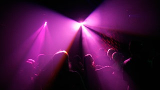 Menschen auf der Tanzfläche eines Clubs