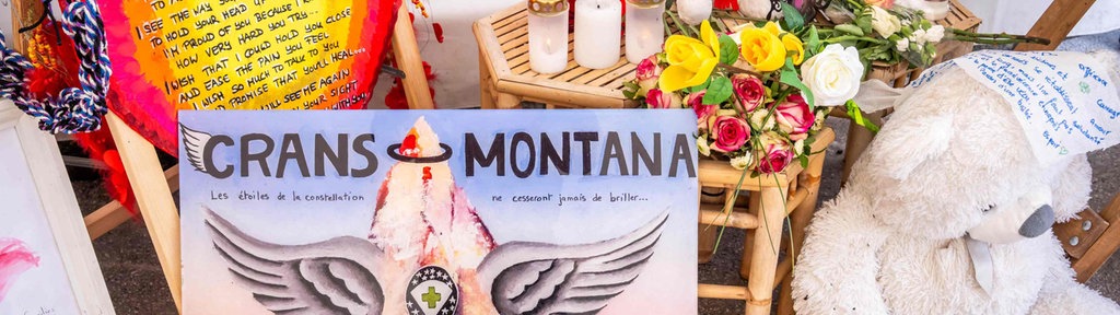 Kerzen und Karten zum Gedenken der Opfer von Crans-Montana