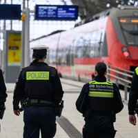 Mitarbeiterinnen der DB-Sicherheit und der Polizei an einem Bahnhof.