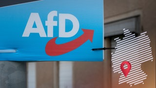 Ein Wahlplakat der AfD hängt an einem Laternenmast - im Hintergrund ist ein in die Jahre gekommenes Gebäude zu sehen.