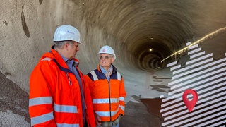 Tunnelbaustelle Mörlenbach im Odenwald: Bauleiter Jürgen Schmidt und Klaus Goeble von hessenmobil stehen auf einer Tunnelbaustelle