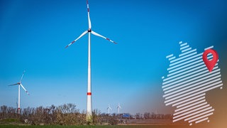 Ein Windrad vor blauem Himmel – rechts daneben befindet sich die Grafik einer stilisierten Deutschlandkarte, mit einer roten Markierung auf dem Standort Berlin.