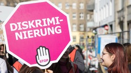"Diskriminierung Stop" steht auf dem Schild einer Teilnehmerin der Demonstration.