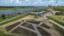 Duisburg: Ein Beet entsteht im Rheinpark, auf dem Gelände der Internationalen Gartenausstellung (IGA) vor dem Skywalk.
