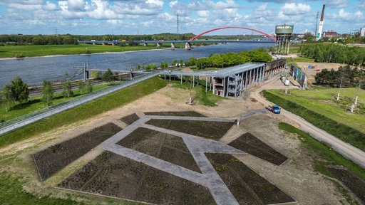 Duisburg: Ein Beet entsteht im Rheinpark, auf dem Gelände der Internationalen Gartenausstellung (IGA) vor dem Skywalk.