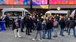 Bürger und Polizisten im Austausch auf dem Kölner Ebertplatz