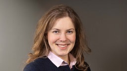 Ökonomin Emilie Höslinger lächelt in die Kamera. 