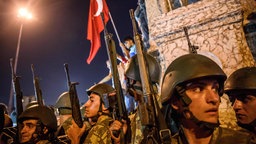 16. Juli 2016: Türkische Soldaten auf dem Taksim-Platz, während Menschen in Istanbul gegen den Militärputsch protestieren.