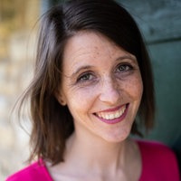 Die Porträtaufnahme von Dr. Eva Gengler zeigt sie mit einem freundlichen Lächeln.