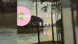 Das Cover des Hörbuchs "Alleinruhelage" zum gleichnamigen Roman von Eva Menasse zeigt den Titel in rosa-pinker Schrift auf dem Ausschnitt eines alten Landschaftsölgemäldes mit einem ruhigen Flusslauf und Wald.