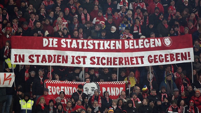Fußballfans halten Prptestbanner gegen verschärfte SIcherheitsmaßnahmen hoch