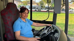 Farida Khurami sitzt am Steuer eines Linien Busses.