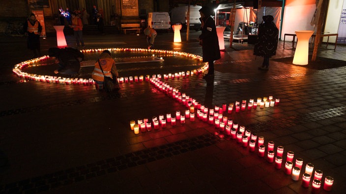 Lichter bei einer Demonstration gegen Gewalt an Frauen