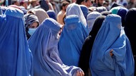 Frauen in Chadaris warten auf Lebensmittelrationen. 
