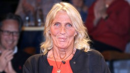 Heike Rath bei der Aufzeichnung in einem Studio.