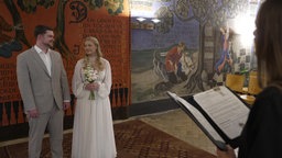 Ein Paar in einem dänischen Standesamt bei der Hochzeit