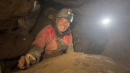 Höhlenforscher Stefan Voigt, vollständig ausgerüstet, in der Kluterthöhle (19.07.2025).