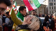 Iraner demonstrieren in Berlin gegen das Regime in Teheran. 