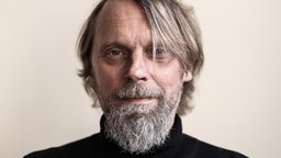 Eine Porträtaufnahme von Jens Balzer.