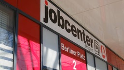 Schild und Logo des jobcenters in Hagen