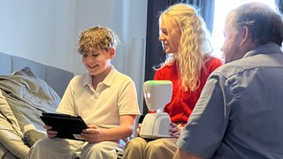 Schüler Jonah nimmt mit einem Teleroboter als Avatar von Zuhause aus am Schulunterricht teil