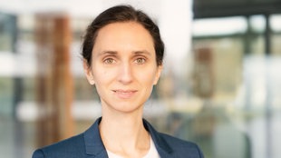Die Porträtaufnahme von Julia Reif zeigt sie mit einem freundlichen Lächeln.
