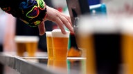 Symbolbild K.O.-Tropfen: Becher mit Kölsch stehen auf einer Theke.