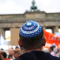 Hinterkopf eines Mannes mit Kippa vor dem Brandenburger Tor in Berlin (Symbolbild).